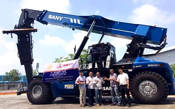SANY Mengirim Reach Stacker Pertama dengan Lifting Spreader ke Pelabuhan Klang Barat, Malaysia